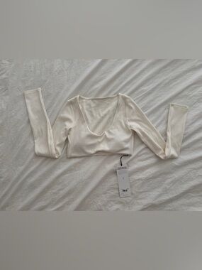 ALO Yoga Ribbed Long Sleeve Scoop Crop Top in Cream
